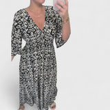 שמלת נויה עם צווארון וי מודפס