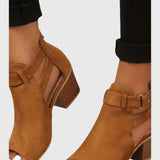 סנדלים אלגנטיים של שירה