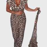 שמלת נמר אלגנטית עם צווארון וי