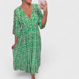 שמלת נויה עם צווארון וי מודפס