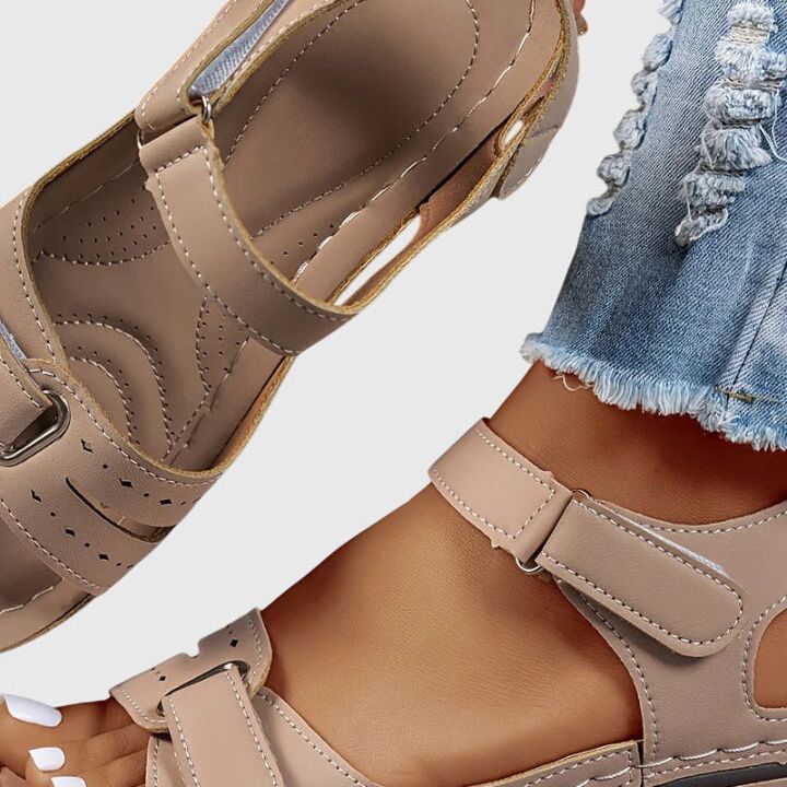 סנדלים אופנתיים לקיץ של שירה