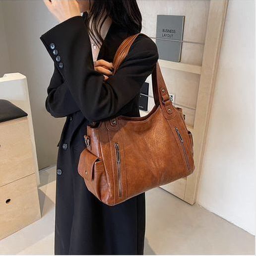 תיק עור של טל