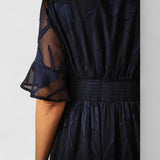 שמלת מקסי תחרה עם קפלים ונצנצים