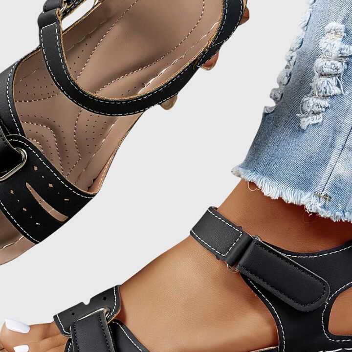 סנדלים אופנתיים לקיץ של שירה