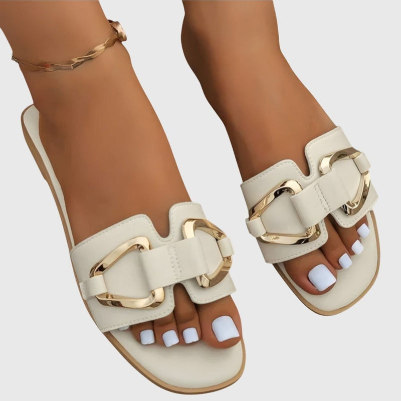 נעלי ליאת עם אבזם זהב