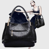 מאיה עם דוגמת תנין