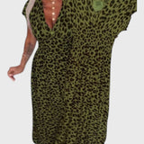 שמלת נמר אלגנטית עם צווארון וי