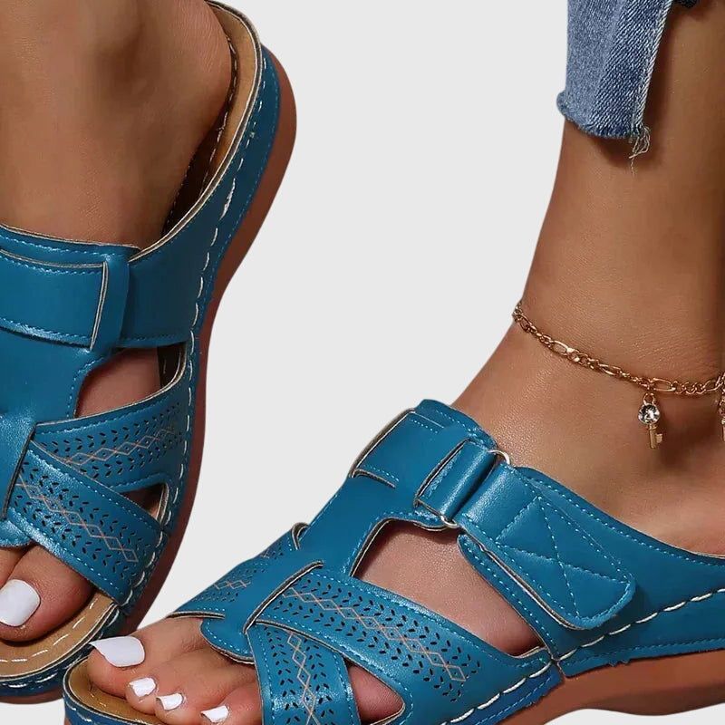 סנדלים של שירה