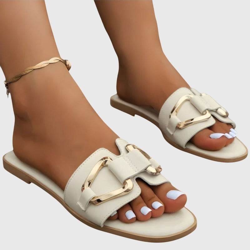 נעלי ליאת עם אבזם זהב