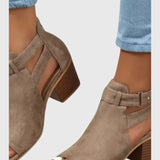 סנדלים אלגנטיים של שירה