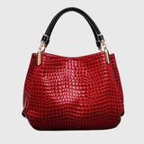 מאיה עם דוגמת תנין